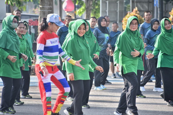 You are currently viewing Ketua Persit KCK Koorcab Rem 081 Olah Raga bersama Anggota