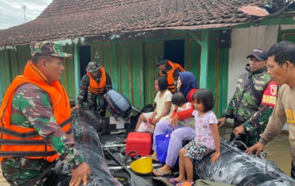 Read more about the article Banjir Terjang 5 Kecamatan di Madiun, Prajurit TNI Terjun Bantu Warga