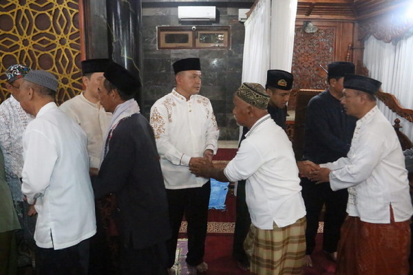 Read more about the article Sholat Tarawih Pertama, Dandim Madiun Kunjungi Masjid Agung Baitul Hakim