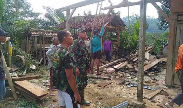 You are currently viewing Bersatu Menghadapi Ujian: Seruan Kekompakan Babinsa dan Warga di Trenggalek