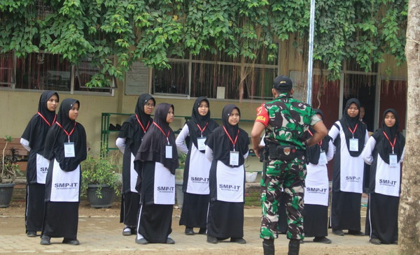 Read more about the article Dengan Kedisiplinan, Babinsa Koramil 0801/01 Pacitan Dukung Proses Belajar Mengajar di Sekolah