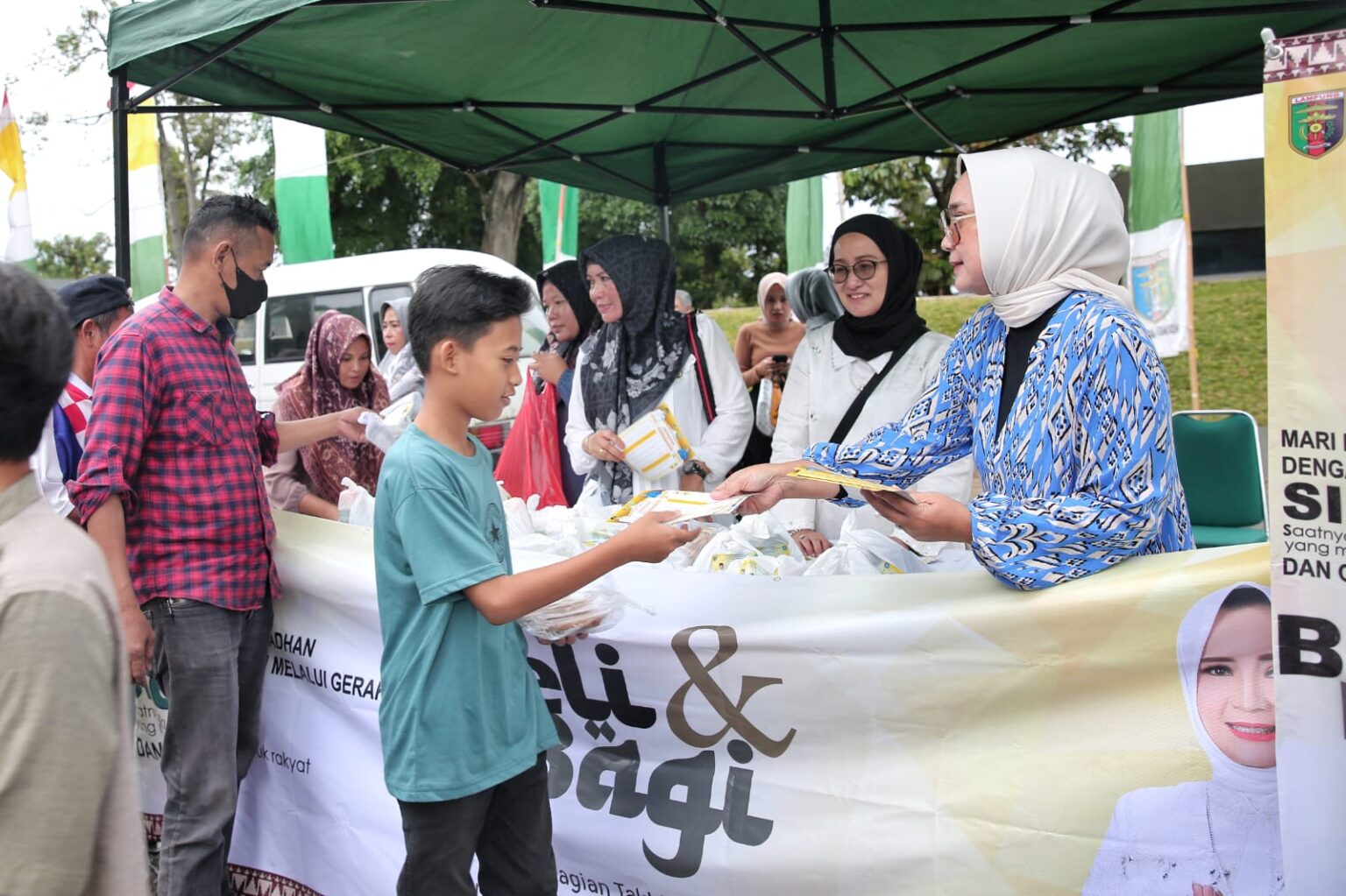 Read more about the article Kunjungi Festival Pasar Takjil, Riana Arinal Lepas Bantuan OPD Program Siger Berbagi