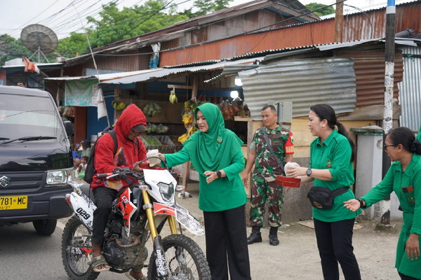 Read more about the article Persit KCK PD Daerah XVIII/Kasuari Bagi Takjil, Wujud Kepedulian Sesama