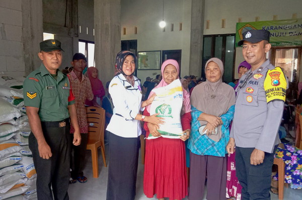 Read more about the article Babinsa Karanggandu Sertu Mustahid: Menjamin Distribusi Bantuan Pangan yang Adil dan Lancar