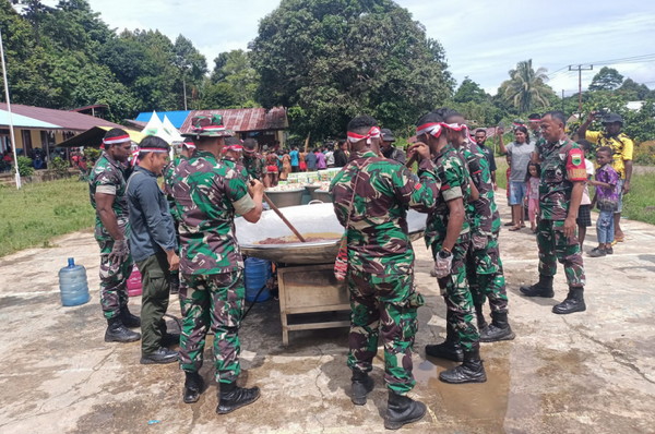 You are currently viewing Pangdam Kasuari Hadiri Demo Masak Kuali Merah Putih Bangkitkan Kemanunggalan TNI-Rakyat