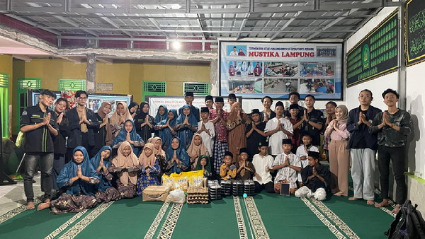 Read more about the article Mahasiswa IIB Darmajaya Antusias Bagikan Nasi Kotak dari Yayasan Alfian Husin