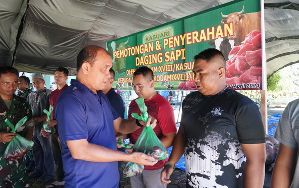 Read more about the article Pangdam Kasuari: Penyembelihan Dan Penyerahan Daging Menjadi Berkah Bagi Semua