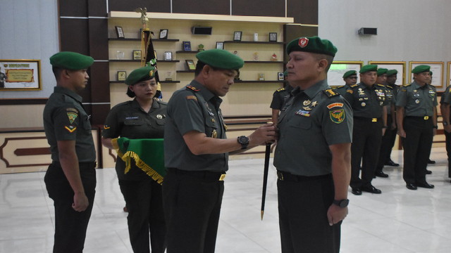 You are currently viewing Danrem 043/Gatam Pimpin Tradisi Penerimaan Warga Baru