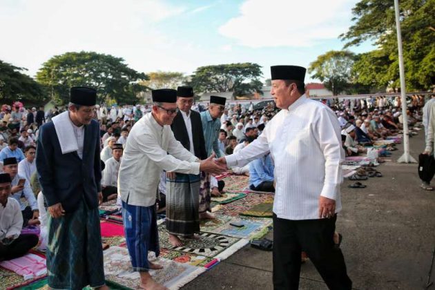 You are currently viewing Forkopimda Shalat Idul Fitri 1445 H di Lapangan Korem 043 Gatam