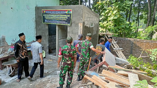Read more about the article Bangun MCK Umum, Upaya Kodim 0802/Ponorogo Tingkatkan Kualitas Hidup  Kesehatan Warga