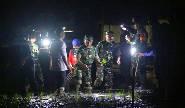 Read more about the article Dandim Madiun Dampingi Danrem 081/DSJ Lakukan Penanaman Padi