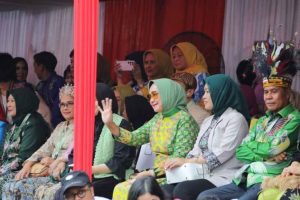 Read more about the article Riana Sari Hadir dalam Kirab Budaya dan Parade Mobil Hias