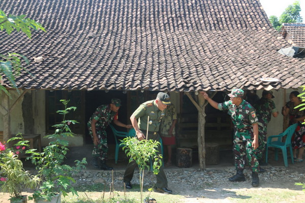 You are currently viewing Dandim Madiun Melaksanakan Survei Penerima Bantuan Rutilahu di Kecamatan Kebonsari dan Dolopo