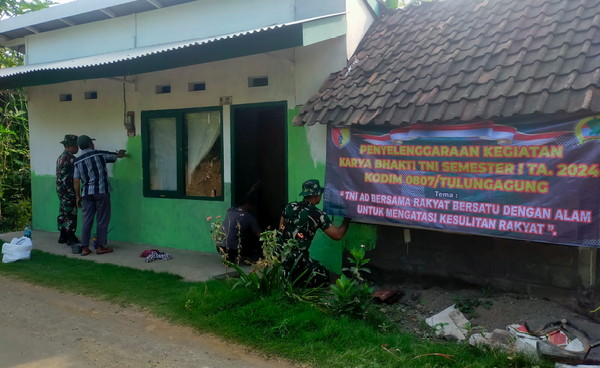 You are currently viewing Karbak TNI Semester I tahun 2024 Kodim Tulungagung Percantik Rumah Warga Desa Dono