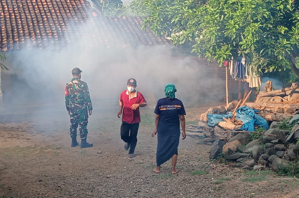 You are currently viewing Jaga Kesehatan Lingkungan, Babinsa Kodim 0802/Ponorogo Pendampingan Fogging
