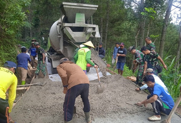 Read more about the article Satgas TMMD Kodim 0806/Trenggalek Percepat Pembangunan Jalan Desa Tanggaran-Cempoko