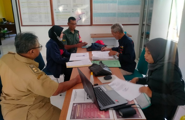You are currently viewing Babinsa Kel Sogaten Bersinergi dengan Kelurahan Perkuat Komunikasi dan Keamanan