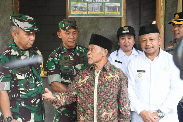 You are currently viewing Dampingi Tim Wasev TMMD ke-120 Trenggalek, Ini Harapan Danrem 081/DSJ