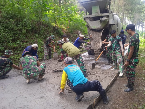 You are currently viewing Satgas TMMD Kodim 0806/Trenggalek Bersemangat Lakukan Pengecoran Jalan Penghubung