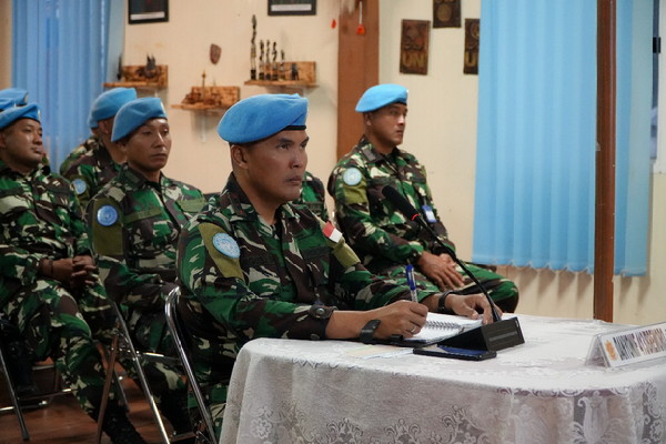 You are currently viewing Pangdivif 2 Kostrad Temui Prajurit Yang Berada di Lebanon Melalui Virtual