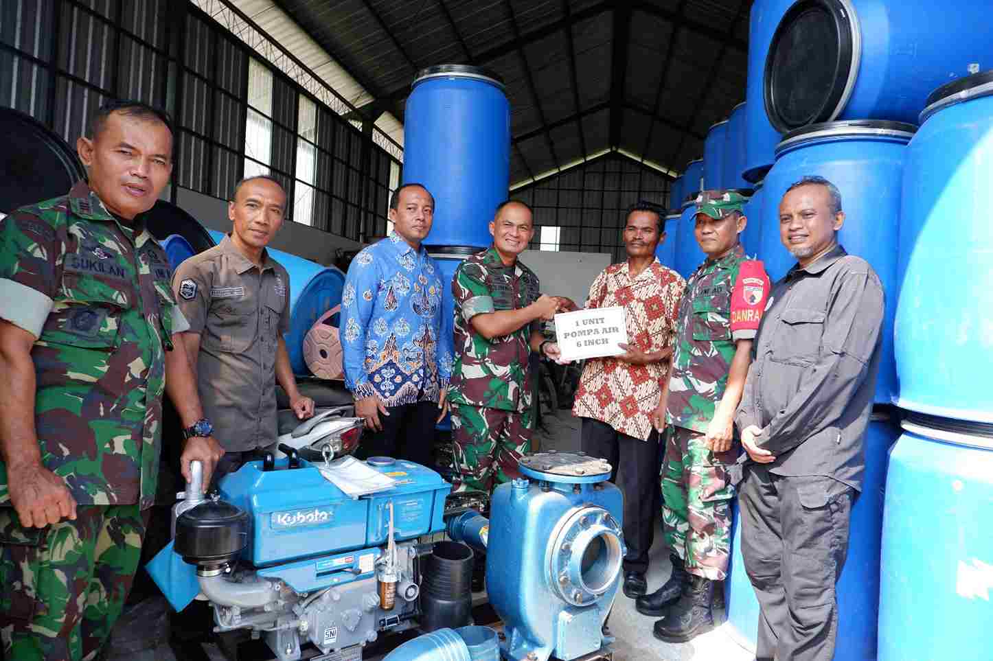 Read more about the article Dandim 0801/Pacitan Bersama Kadistan Serahkan Bantuan Alsintan Kepada Kelompok Tani.