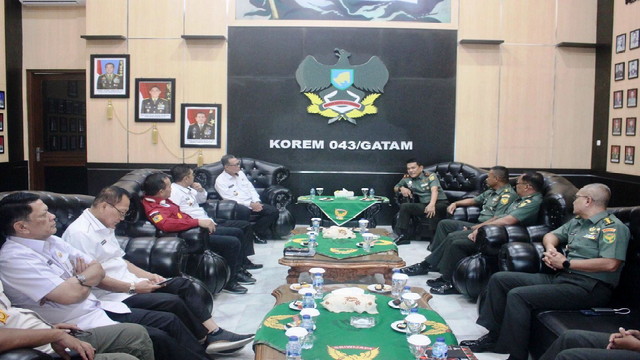 You are currently viewing Danrem 043/Gatam, Sambut Silaturahmi Plh. Gubernur Lampung Ir. Fahrizal Darminto, M.A.