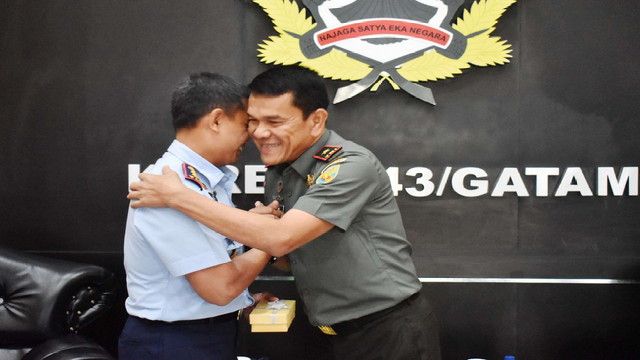 You are currently viewing Danrem 043/Gatam Sambut Silaturahmi Danlanud Pangeran M. Bun Yamin