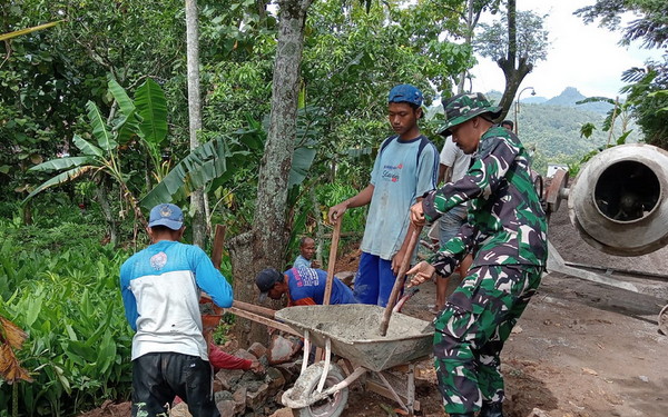 Read more about the article Siap Bantu Warga, Babinsa Kodim 0802/Ponorogo Ikut Bangun Talud Jalan