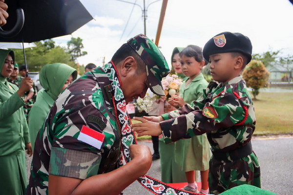 You are currently viewing Beri Arahan di Yonkav 12/BC, Pangdam XII/Tpr : Laksanakan Tugas Dengan Fokus Serta Menangkan Hati dan Pikiran Rakyat