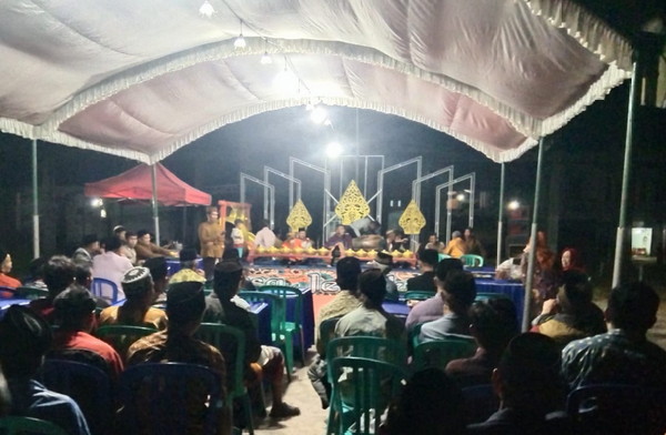 You are currently viewing Hadiri Tradisi Bersih Desa, Babinsa Koramil 0801/03 Arjosari Ajak Masyarakat Bergotong Royong Bangun Desa