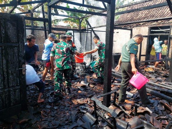 You are currently viewing TNI-POLRI dan Petugas Damkar Ngawi Atasi Kebakaran Api di Rumah Warga