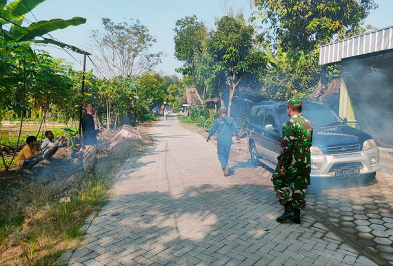 You are currently viewing Babinsa Koramil Padas Lakukan Pendampingan Fogging di Wilayah Binaan