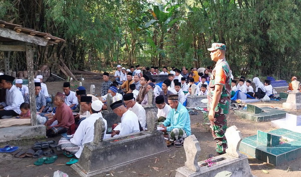Read more about the article Lestarikan Budaya Lokal, Babinsa Karangjati Hadiri Syukuran Tradisi Bersih Desa