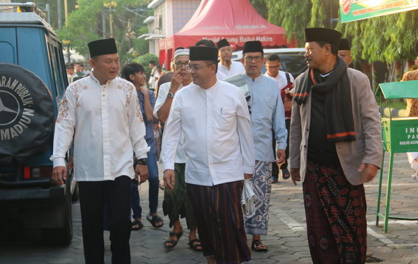 You are currently viewing Dandim Madiun bersama Forkopimda Kota Madiun Hadiri Sholat Idul Adha