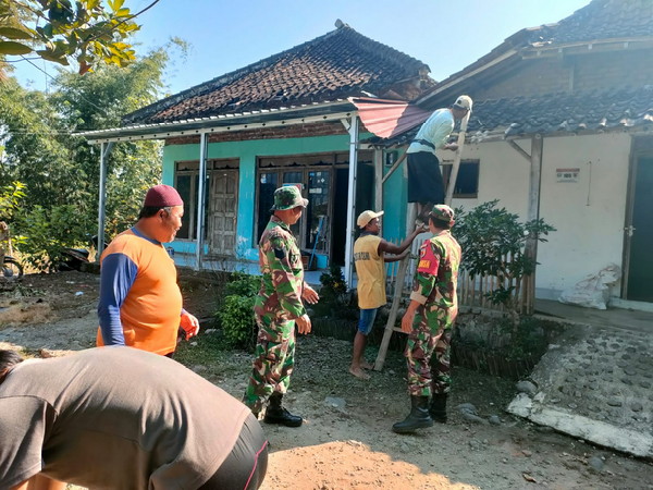 You are currently viewing Babinsa Desa Segulung Bersama Masyarakat Renovasi Rumah Warga