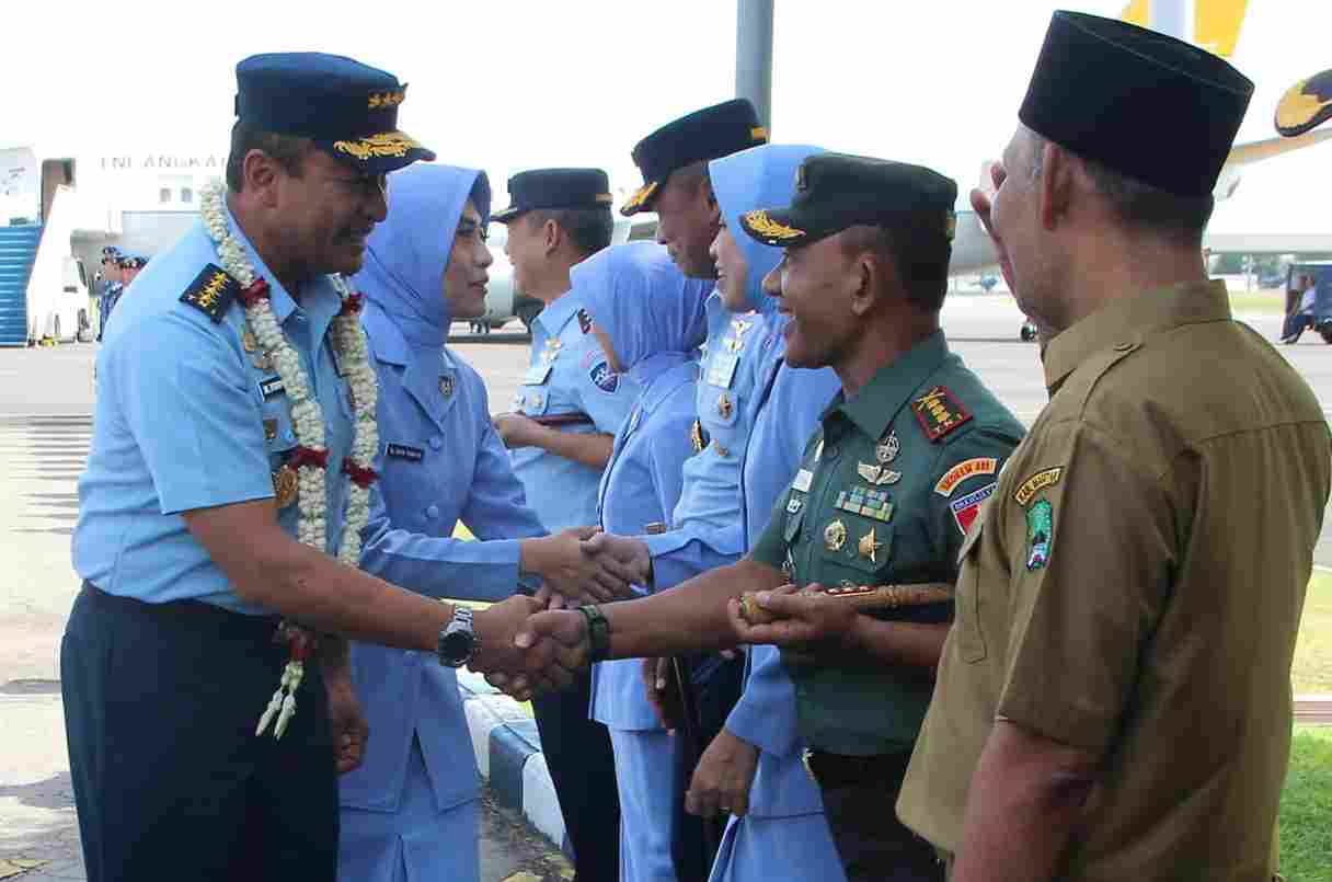 You are currently viewing Danrem 081/DSJ Sambut Kasau di Lanud Iswahjudi