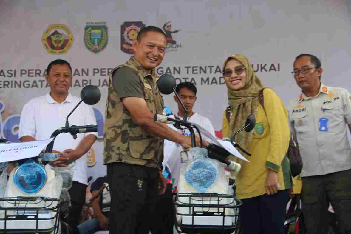 Read more about the article Dandim Madiun dan Forkopimda Gelar Jalan Sehat untuk Sinergitas