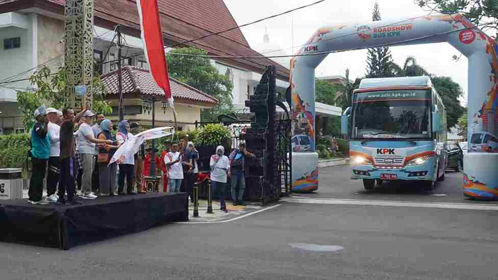 Read more about the article Roadshow KPK di Bojonegoro Berakhir, Pj Bupati Lepas Rombongan Menuju Surabaya