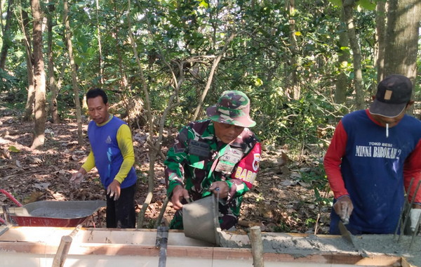 You are currently viewing Anggota Koramil Kwadungan Bantu Petani Pembangunan Rumah Pompanisasi