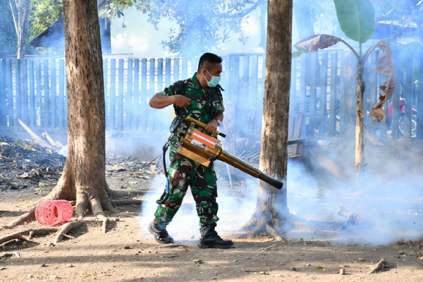 Read more about the article Bebas Nyamuk, Kodim 0802/Ponorogo Lakukan Fogging