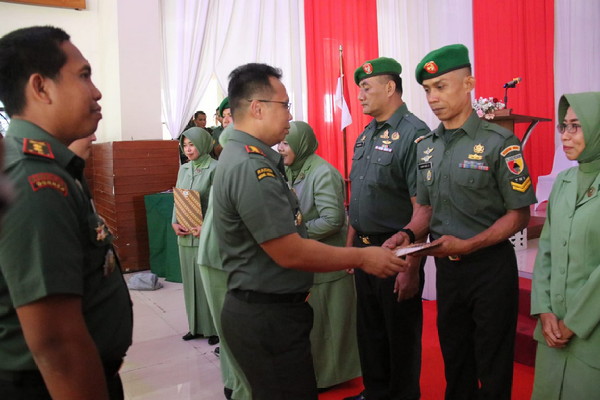 You are currently viewing Kunker ke Kodim Ngawi, Danrem 081/DSJ Kolonel Inf Rama Pratama Berikan Tali Asih kepada Anggota Prajurit dan Persit