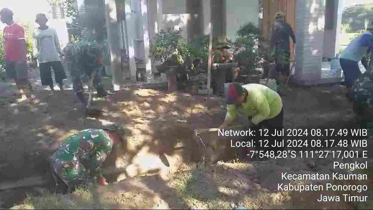Read more about the article Kerja Bakti, Anggota Kodim 0802/Ponorogo Bersihkan Drainase Bersama Warga