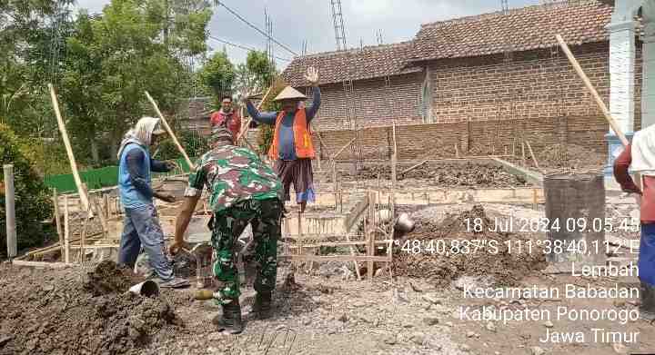 Read more about the article Giat Bantu Warga, Babinsa Kodim 0802/Ponorogo Ikut Kerja Bakti Bangun TPA