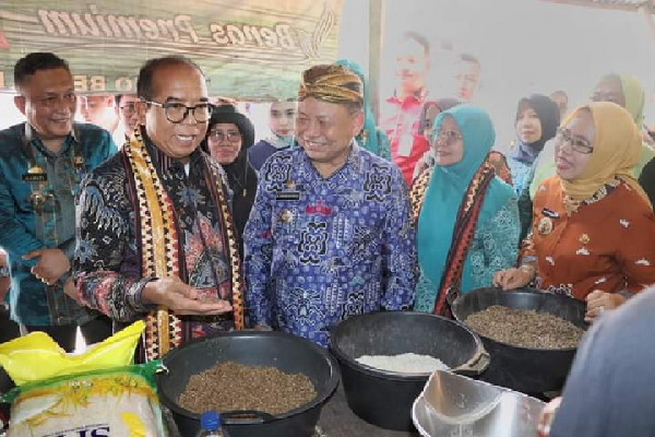 You are currently viewing Gubernur Lampung Pantau Harga di Pasar Pekalongan, Inflasi Terkendali