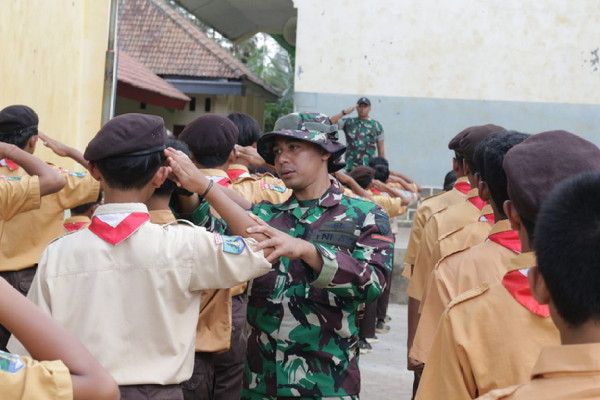 Read more about the article Anggota Satgas TMMD ke 121 Desa Selur Latih Siswa Baris Berbaris