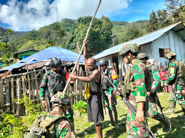 You are currently viewing Merah Putih Berkibar di Pedalaman Papua, Satgas Yonif 323 Bersama Rakyat