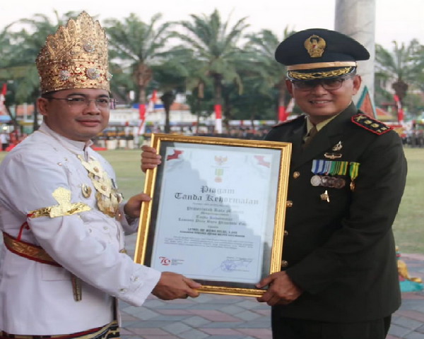 You are currently viewing Dandim Madiun Dapat Piagam Kehormatan Pura Baya Prasiddhi Emas