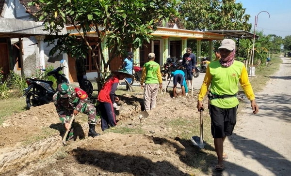 Read more about the article TNI dan Warga Kedungjati Bergotong Royong Cegah Banjir