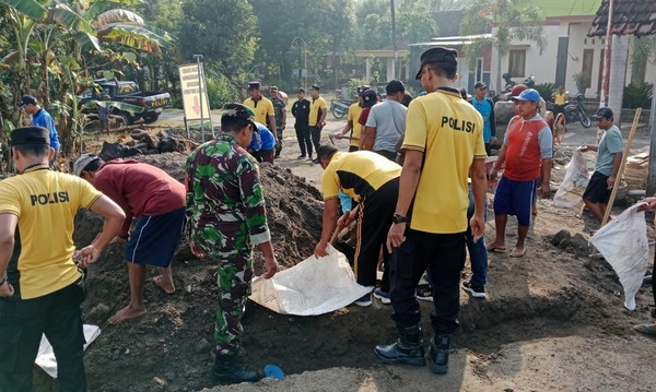 You are currently viewing TNI-Polri Bersinergi Kerja Bakti Bangun Masjid di Balerejo