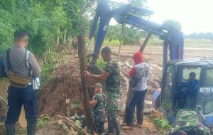 Read more about the article Anggota Kodim Ponorogo dan Warga Gotong Royong Benahi Tanggul Jebol